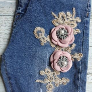 Quần jeans đính hoa nổi.