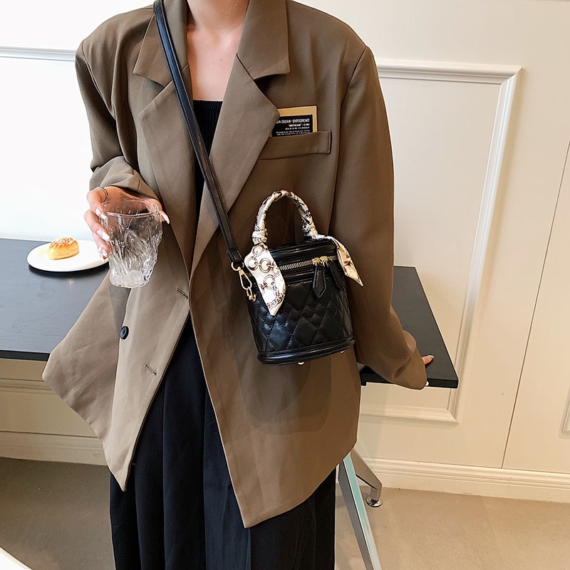 Túi Xách Đính Đá Phối Dây Xích Phong Cách Thời Trang Phương Tây