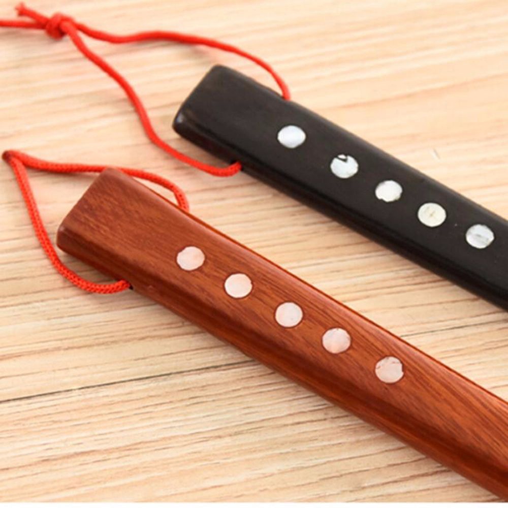 Dụng cụ hỗ trợ mang giày bằng gỗ tiện dụng