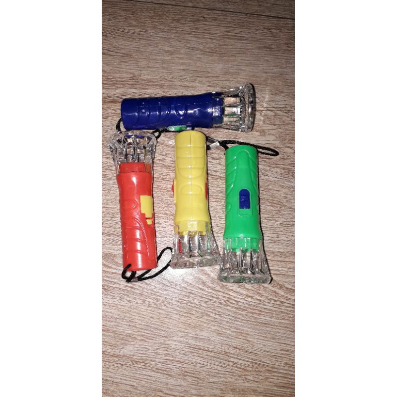 Một Cây đèn pin mini dài 10cm bằng nhựa siêu sáng có kèm pin