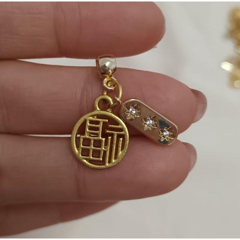 Charm ống lùa chặn hạt xâu vòng cao cấp hình thẻ bài đồng tâm chữ phíc bình an may mắn không đen không bay màu