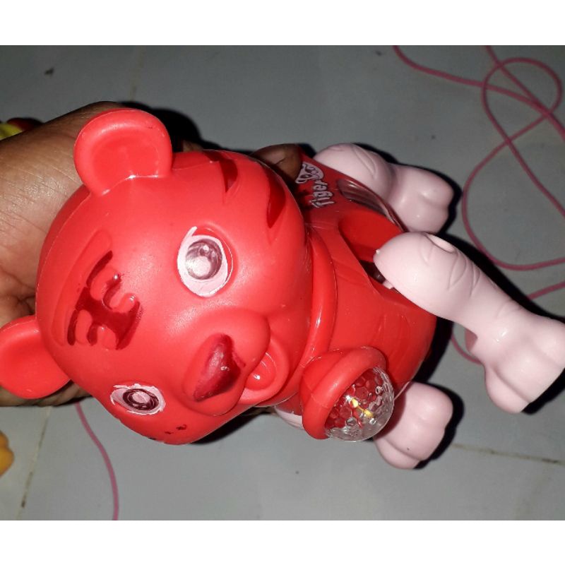 Mô hình chú Hổ đi dạo bằng nhựa có nhạc và đèn led rất đẹp tặng kèm pin