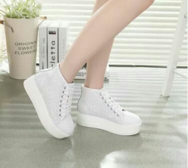 GIÀY SNEAKER SONG HYE KYO ĐI TRONG HẬU DUỆ CỦA MẶT TRỜI