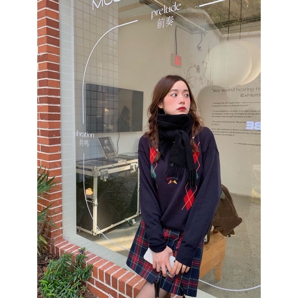 Set áo len polo xanh navy hoạ tiết quả trám + chân váy kẻ caro dáng ngắn dễ thương Yannie