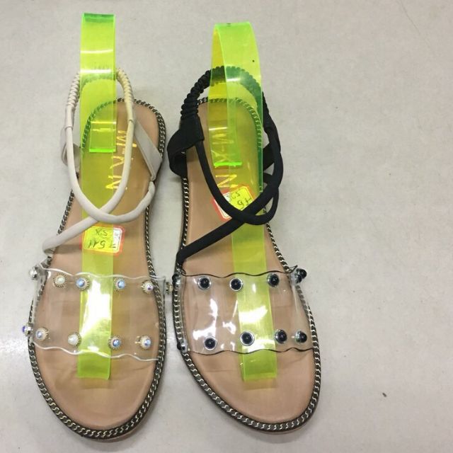 Xăng đan quai trong