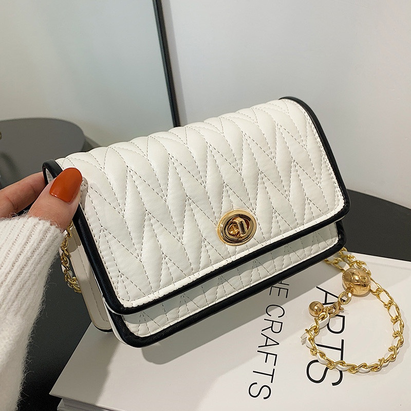 Túi Xách Đeo Vai Kiểu Vuông Nhỏ Thêu Hình Thoi Phối Dây Xích Thời Trang Sành