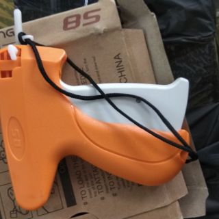 Súng bắn mác 8s và 5 cây kim sử dụng đạn tiêu chuẩn