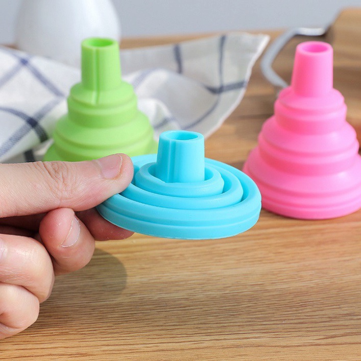 Phễu gấp gọn nhỏ xinh chất liệu silicon chịu nhiệt tốt.