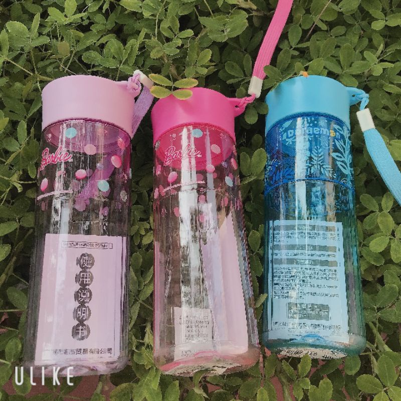 Bình nước cho bé Barbie và Đoremon nhựa an toàn mang đi học