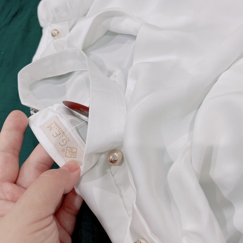 Áo sơ mi trắng G255 có BIGSIZE chất mát trẻ hay người trung tuổi đều mặc được dễ phối các loại chân váy hoặc quần GEM.VN