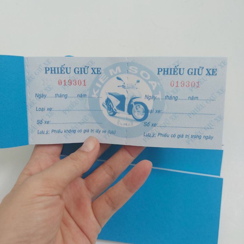 ( 1 cuốn) Cùi xe, vé giữ xe có số seri khích thước 7 x 16 cm có dập răng cưa 2 đường