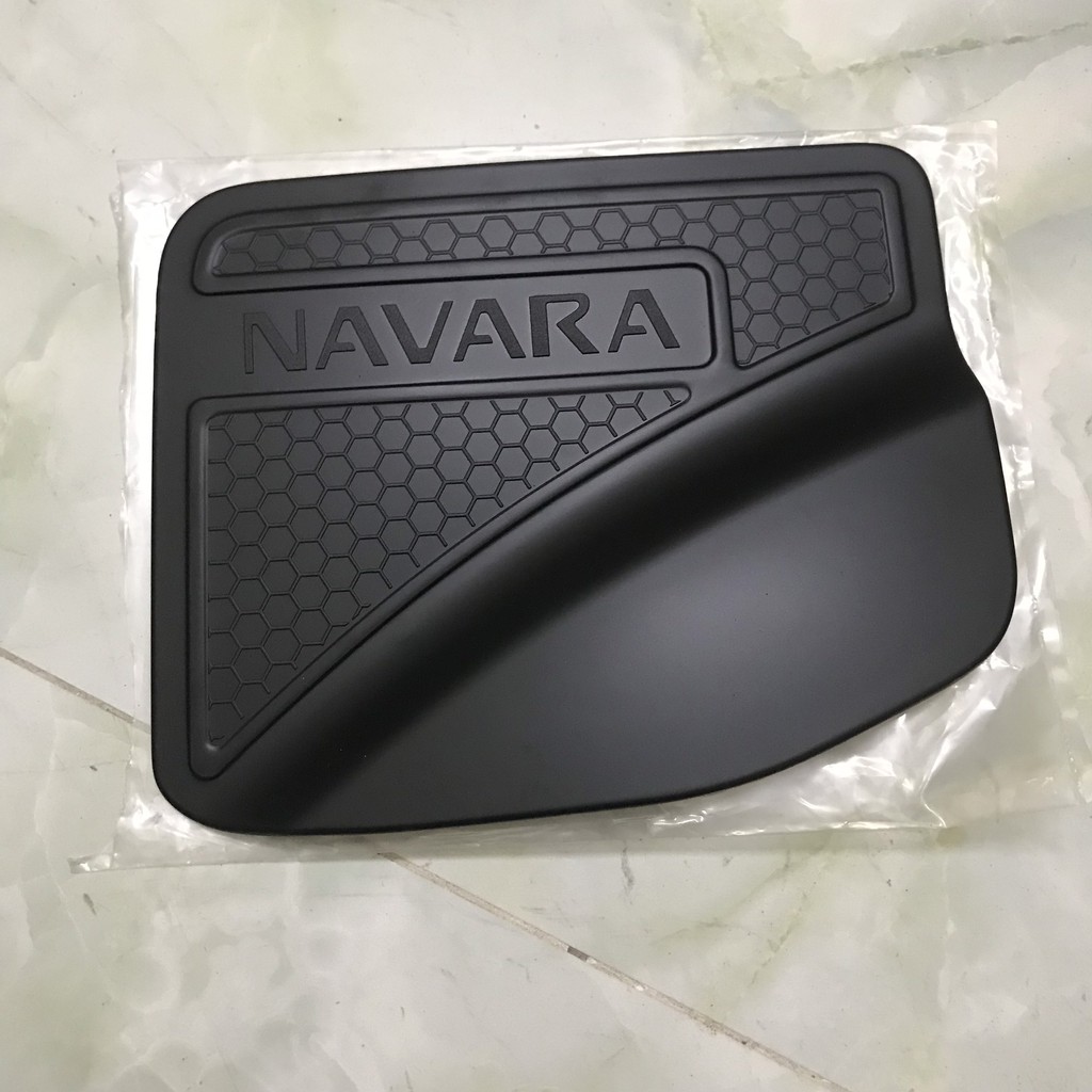 Ốp nắp bình xăng nhựa đen Cao cấp cho Xe Nissan Navara các đời 2014 -2021