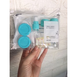 Bộ chiết mỹ phẩm đi du lịch / về quê 8 món ( 5 hũ - 1 muỗng - 1 phễu - 1 tem) kèm túi zip