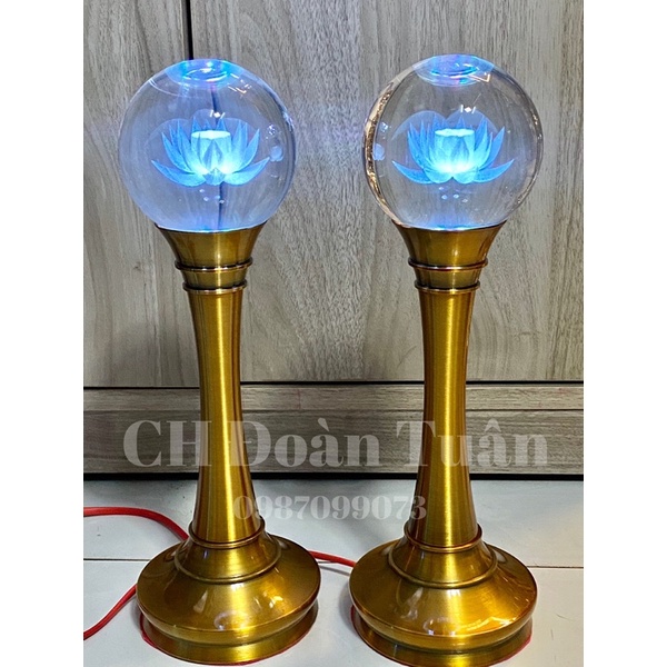 Một cặp đèn thờ pha lê cầu trụ vàng cổ điển