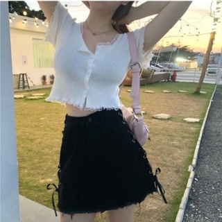 Áo croptop có cúc viền phối ren
