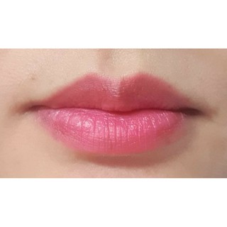 son dưỡng thiên nhiên có màu hồng nhạt dưỡng hồng môi tự nhiên không gây thâm môi và khô môi.