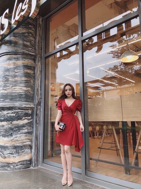 Đầm dự tiệc phi cổ V cài trâm | BigBuy360 - bigbuy360.vn