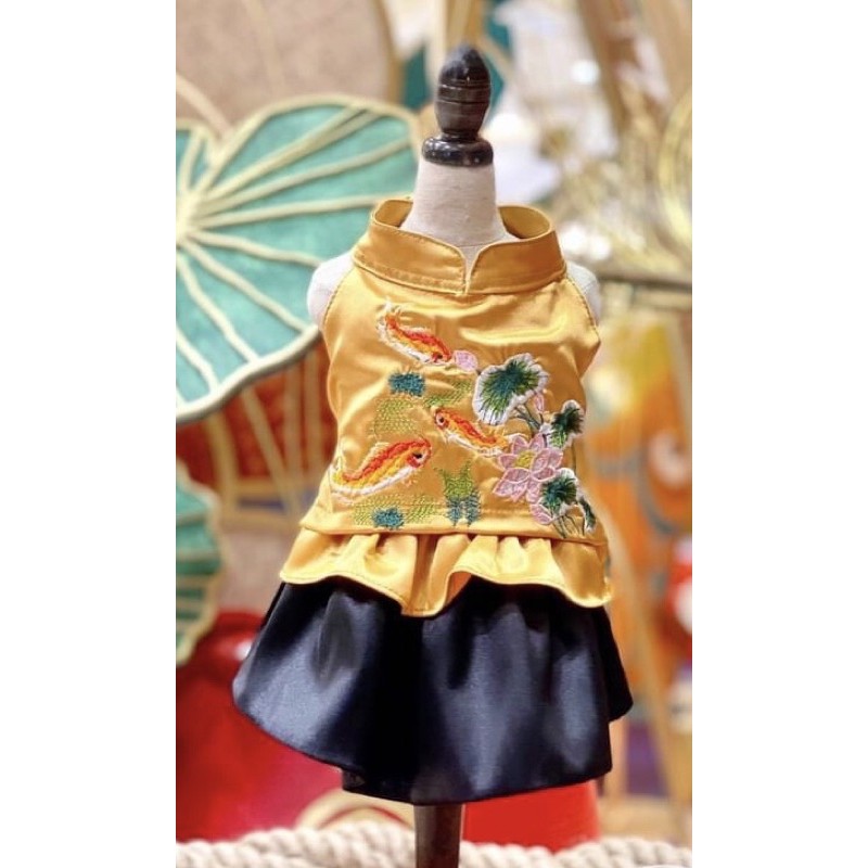 Đầm thêu cá chép hoa sen cho chó mèo.