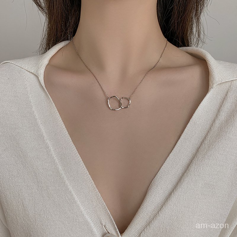 Vòng cổ kim loại thiết kế đơn giản dễ phối đồ