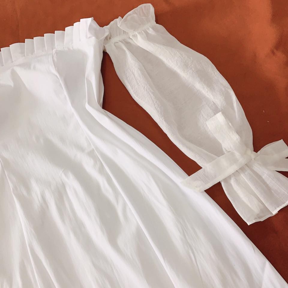 Đầm trắng rớt vai viền ngực xếp ly | BigBuy360 - bigbuy360.vn