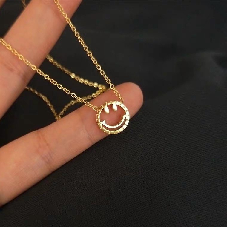 Dây chuyền bằng thép titan mạ vàng hồng 18K mặt hình mặt cười rỗng tinh tế phong cách Hàn Quốc sang trọng