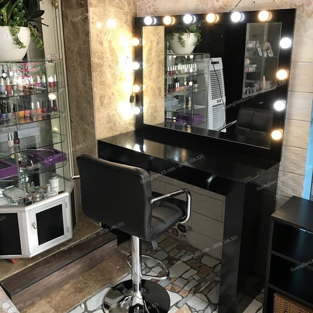 Bàn makeup chuyên nghiệp