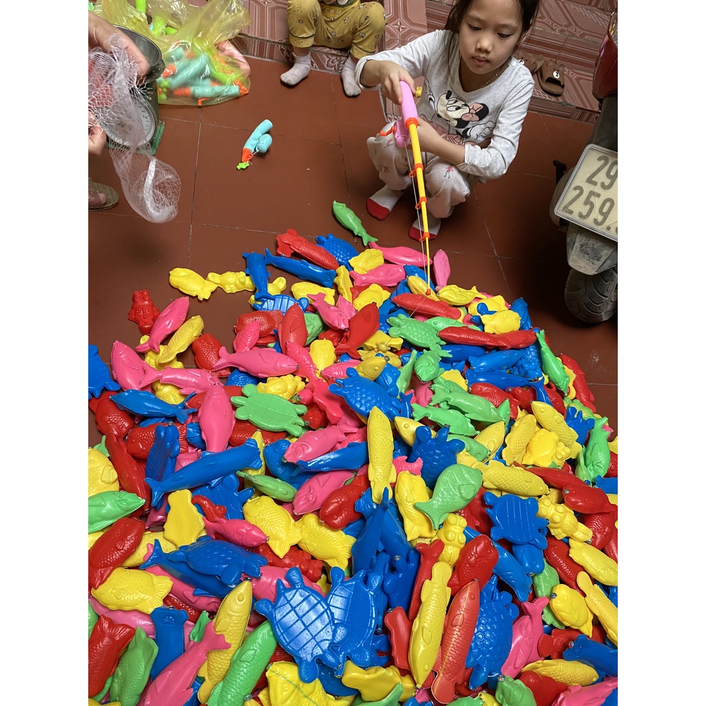 Cá bán theo cân 1 kg cá nhựa cho trẻ chơi siêu mê Minmun1618