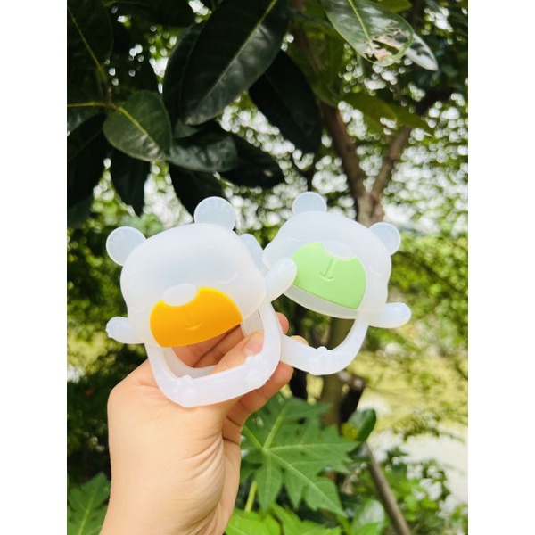 Gặm nướu gấu xỏ tay có hộp đựng ki chi