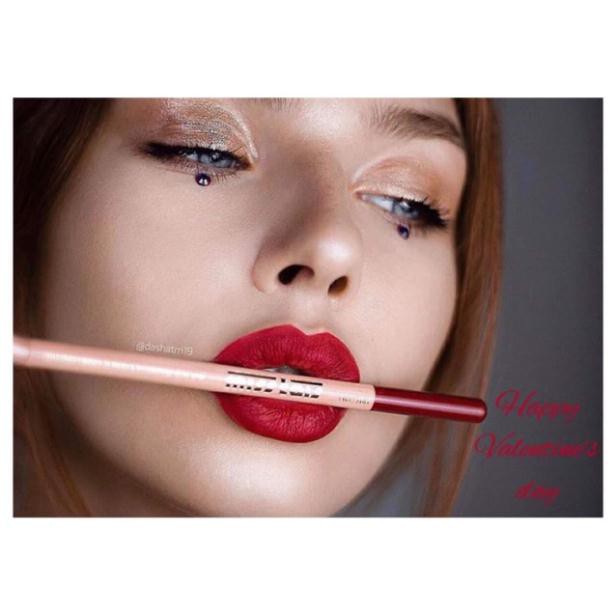 CHÌ MAKEUP MÀU TRẮNG VÀ ĐỎ VẼ MÔI