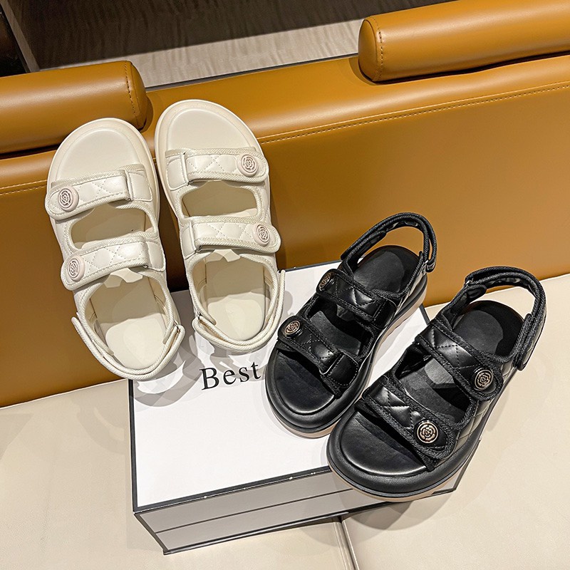 Giày sandal nữ chất da đế răng cưa 4 cm huy hiệu hoa màu trắng kem/đen