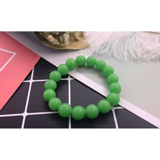 chuỗi đeo tay phong thủy hạt đá xanh lá cây. kích thước mỗi hạt 10li. nam nữ đều đeo được nhe. giá 50k 1 chuỗi.