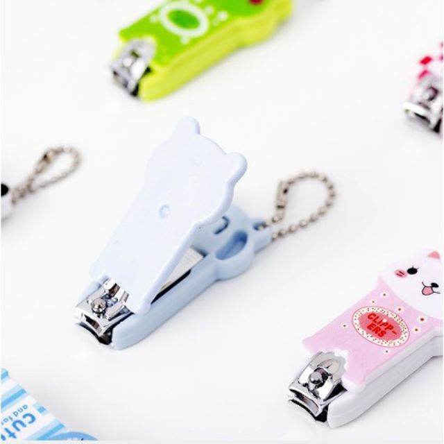 Bấm móng tay cho bé