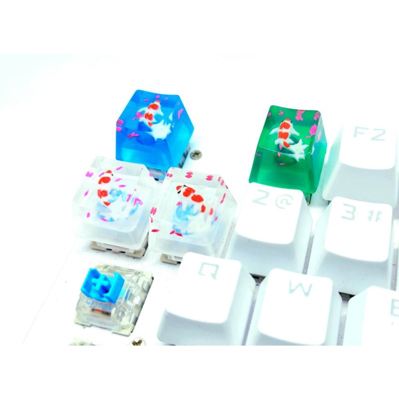 Keycap resin cá koi hiệu ứng cánh hoa anh đào.