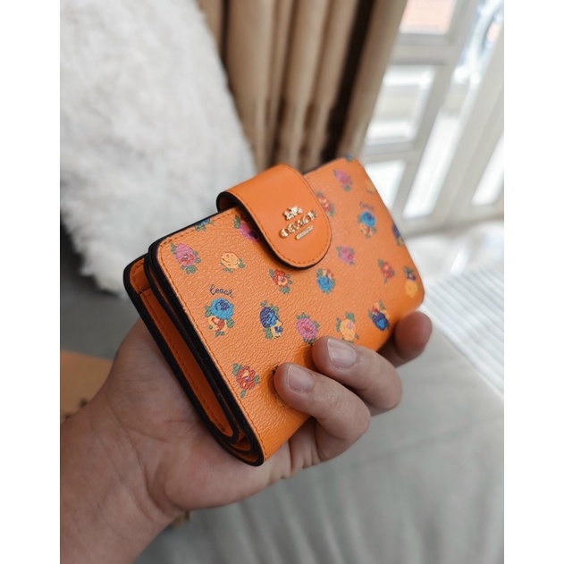 Ví Coach Medium hoạ tiết mới bắt mắt