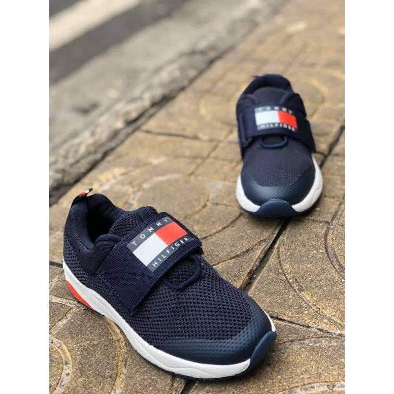 Giày xuất cho bé