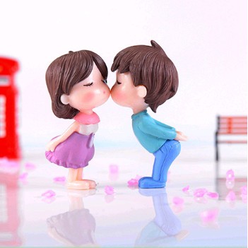 Cặp đôi hôn nhau trang trí tiểu cảnh quà tặng trang trí