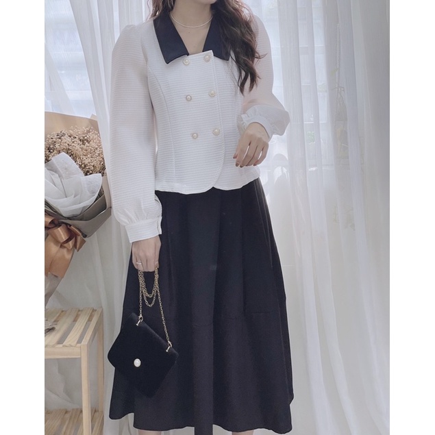 Set áo trắng xốp cổ đen phối nút mix chân váy xoè