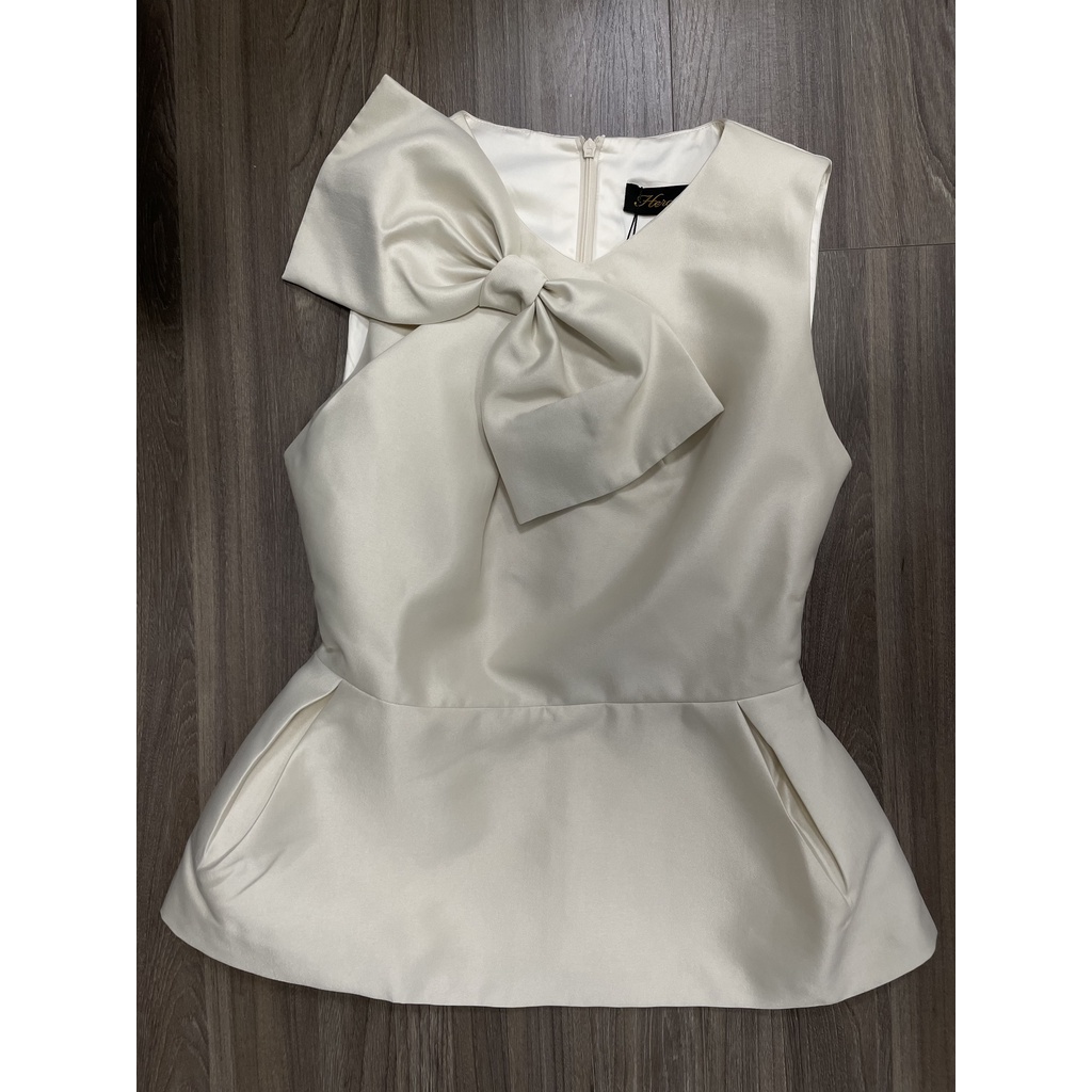 Áo sơ mi kiểu Tafta thiết kế sát nách nơ cổ xếp ly eo HeraDG WAKBB6001