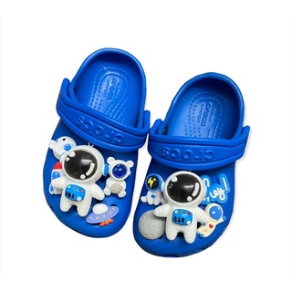 Dép sục cross gắn charm phi hành có đèn