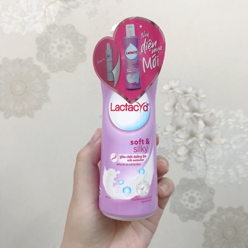 Dung Dịch Vệ Sinh Phụ Nữ Lactacyd Soft &amp; Silky Moisturizing Daiy Feminine Wash 150ml - 250ml