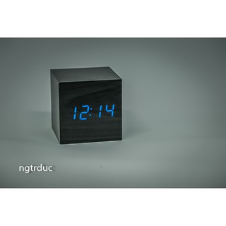 Đồng hồ gỗ LED để bàn vuông
