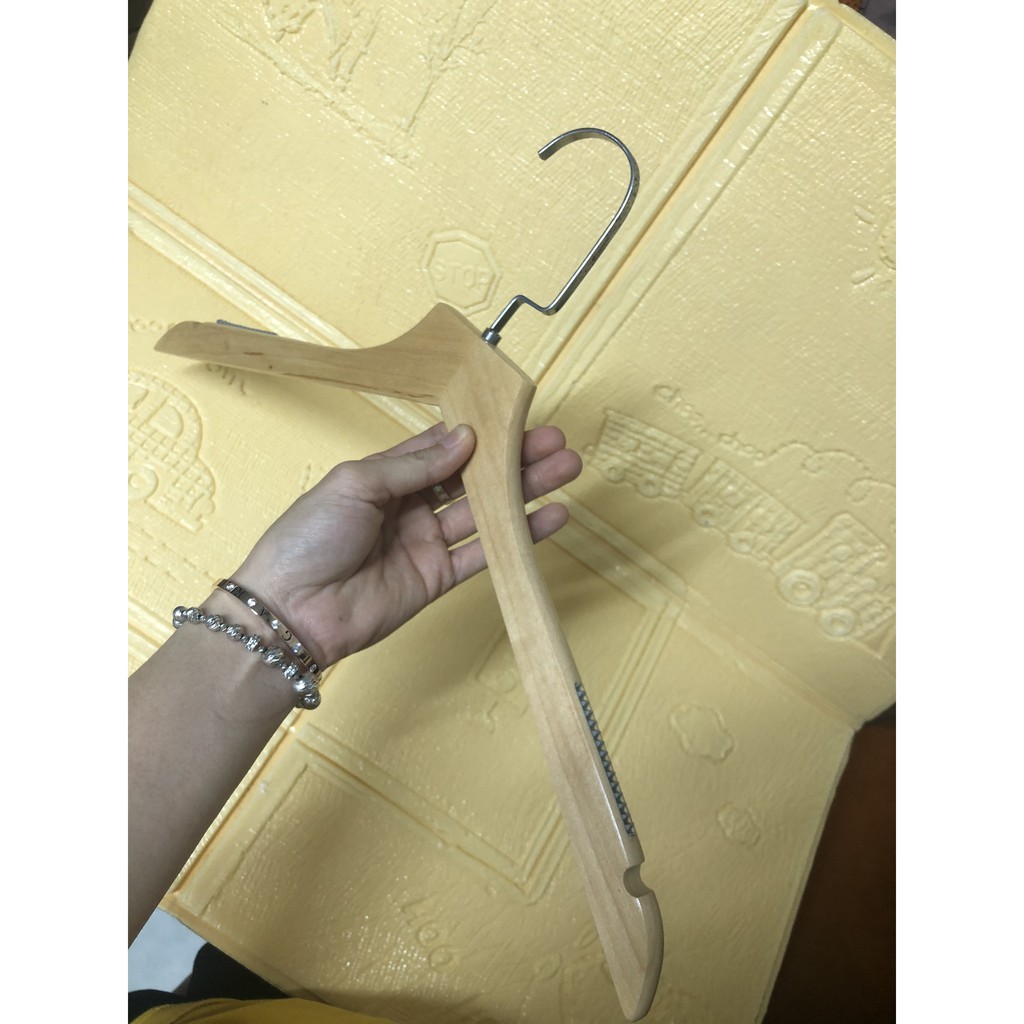 Móc Gỗ Vàng Vai Đệm Đầu Vuông Treo Quần Áo