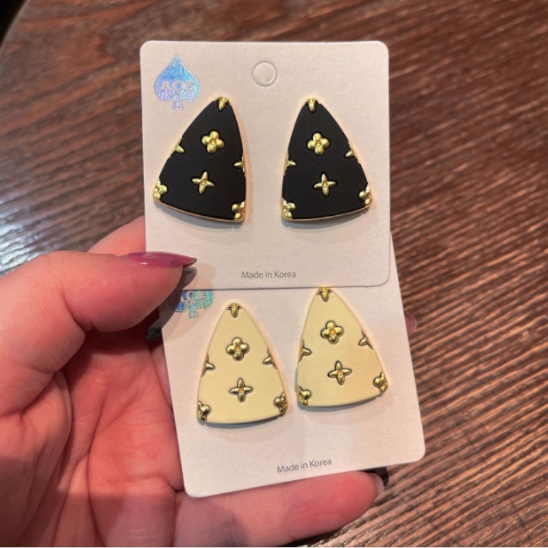 Đôi khuyên tai nữ hình tam giác đính hoa thời trang Hàn Quốc xinh xắn