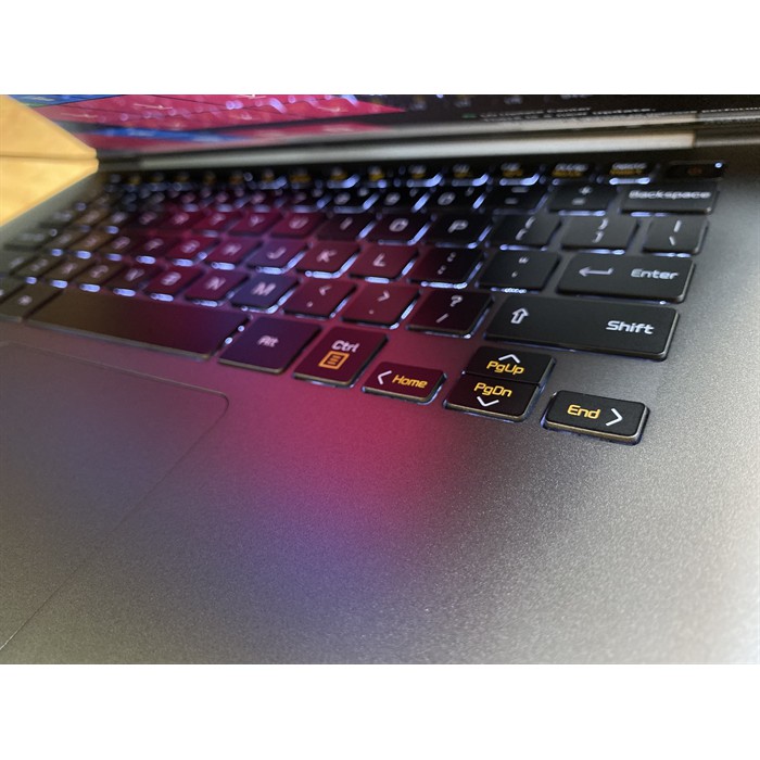 Laptop LG Gram 14Z980, i7 – 8550U, 16G, 256G, 14in, 99%, sạc 2 lần, 998g, giá rẻ