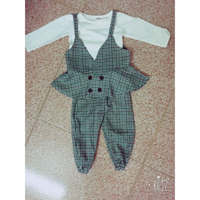 Sét kẻ 3 chi tiết : áo thun - yếm - quần . Chất gần như chất dạ cực đẹp sz 1-4 cho bé 8-15kg nha . Xinh xinh yêu yêu lắ