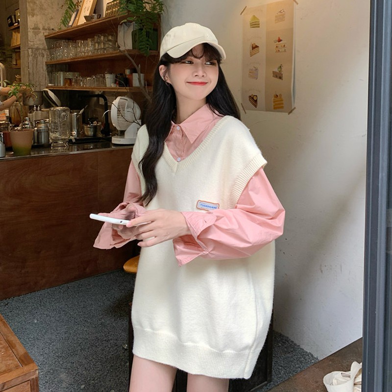 Áo len ghi lê cổ chữ V dệt kim mix kèm sơ mi trơn