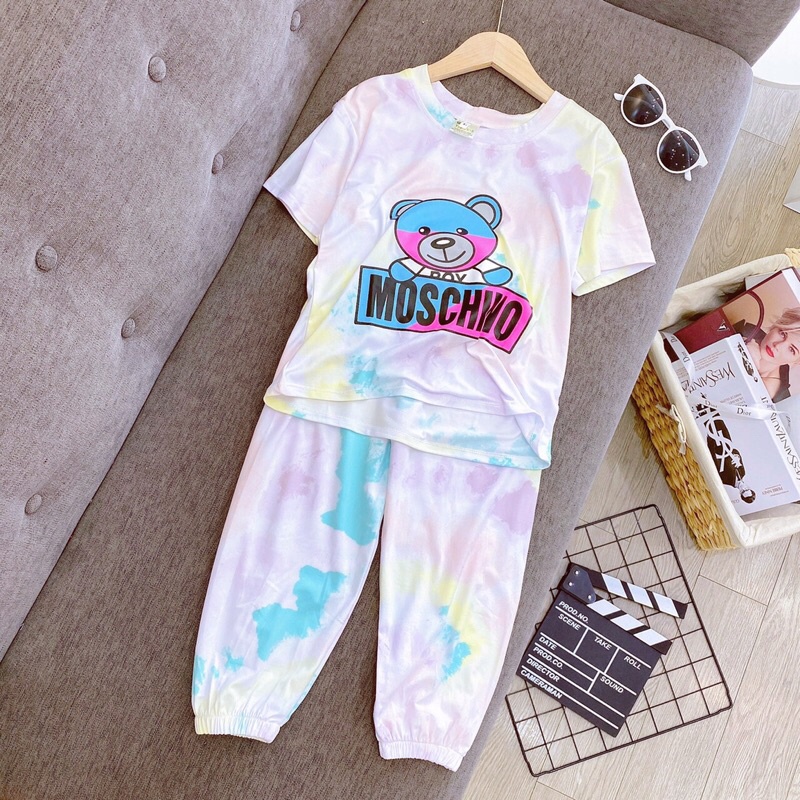 Bộ MOSCHINO Loang Bo Gấu Chun Bé Gái Size 18-30kg