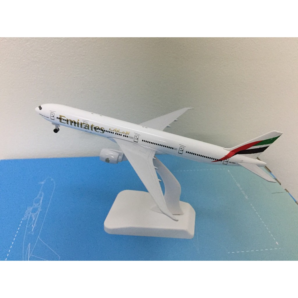 Mô hình máy bay Boeing 777 Emirates 20cm có bánh xe