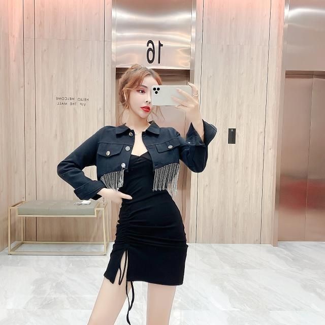 Set đầm hai dây ôm mông màu đen quyến rũ và áo khoác denim tay ngắn tua rua phong cách nước ngoài thời trang (Có bán lẻ)
