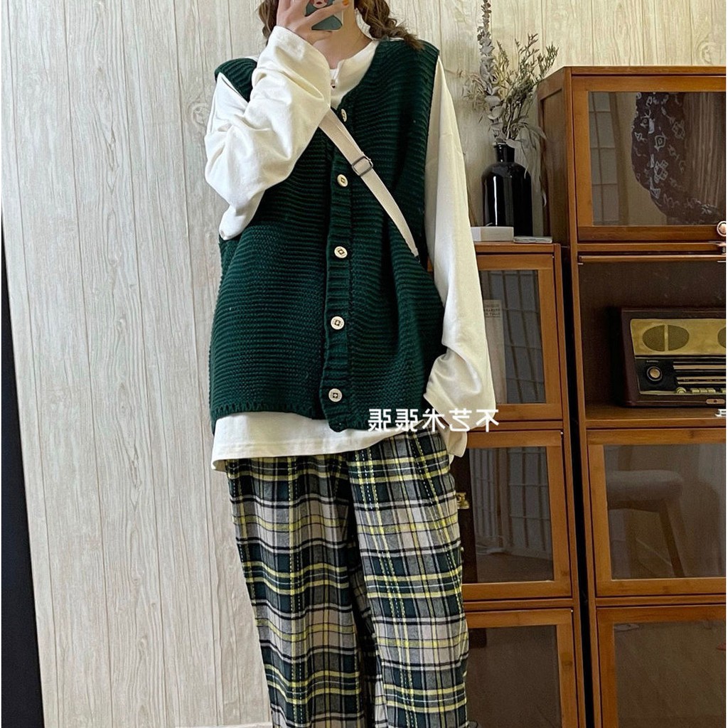 Áo gile len xanh rêu mix kèm phông trắng thời trang